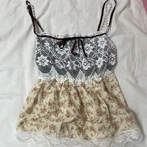 Söt topp - Så söt unik topp, passar storlek xs och s. I perfekt skick. Banden fram kan man ha utsläppta eller i en rosett. Köp sker via ”köp nu”