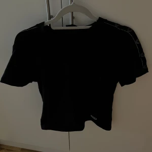 Champion tshirt  - Supermjuk fin tshirt i tjockt material från Champion. Står xl men skulle säga mer S/M. Det är en kortare modell på tröjan så den går strax under naveln beroende på längd.  Rökfritt men katt finns i hem, tvättas såklart ☺️ 