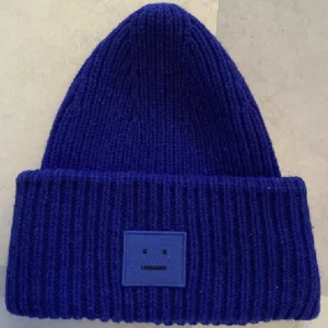 acne mössa  - acne mössa i bra skick! Sällsynt färg som är svår att få tag i💙 GRATIS FRAKT 😍