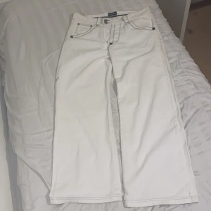 fire emporio armani jeans - theyre loose fit with a wide leg openinh and a size 34 inches im the waist absolutely no flaws 