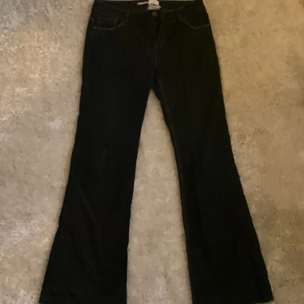 Jättefina mörkblåa jeans i fint skick som enligt mig är lite för långa. (Som referens är jag ungefär 168) men annars jättefina❤️❤️. Jeans & Byxor.