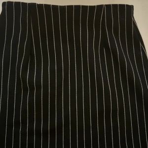 H&M kjol - Säljer nu denna helt nya och slutsålda kjol ifrån H&M då den tyvärr inte kommer till någon användning.  Kjolen har inga defekter🤍Vid frågor är det bara att höra av sig🤍