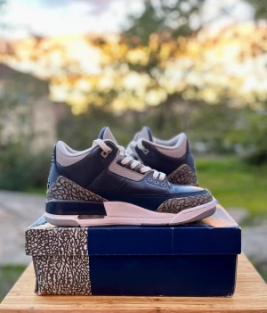 Jordan 3 Georgtown  - Äkta Jordan 3 Georgtown ✨Riktig feta som går med alla outfits!!! Skick: 8/10. Kommer med box dock inget kvitto men med äkthetsbevis. Bara komma in för frågor eller fler bilder👍 Högsta bud tar dom. Möts upp och postar📮 BUD: 1200