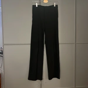 Kostymbyxor  - Supersnygga och jättesköna kostymbyxor från Kappahl (midwaist). Använda få gånger så i väldigt fint skick!