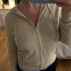 Säljer min fina softgoat cashmere zip! Väldigt bra skick och inte alls nopprig! Passar till allt! Nypris ligger på 2495kr!