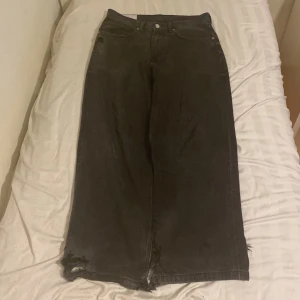 black baggy jeans - really baggy black jeans from hm theyre not in a good condition theyre messed up on the leg opening leg opening is really wide and theyre 34 inches in the waist