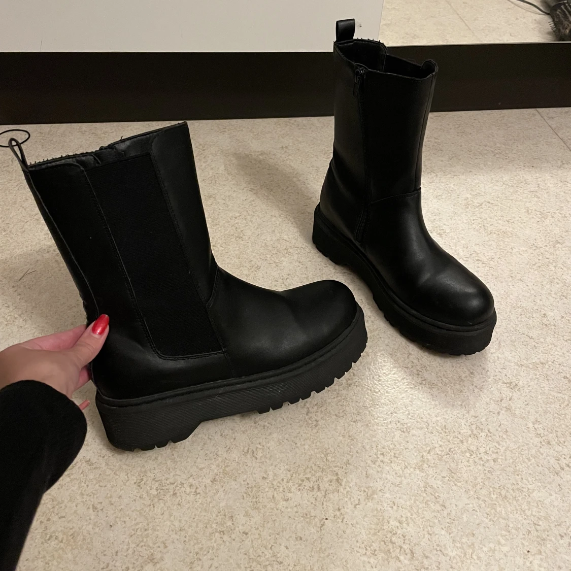 Svarta kängor  - 90