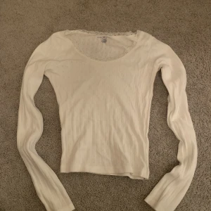 Brandy Melville topp - Jättesöt topp från brandy, använd fåtal gånger, nyskick.  200 inkl frakt