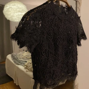 Spetstopp  - Spetstopp från ZARA (traufaulc) i fint skick. Så fin till kostymbyxor för festligare tillfällen. 