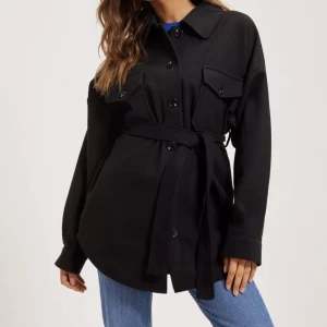 Nelly Shacket - Svart höstjacka från NLY Trend i storlek 34