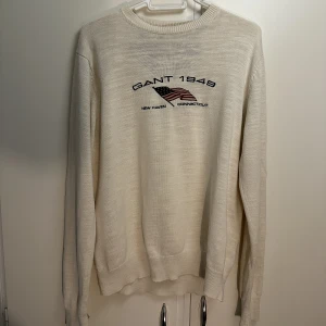 Gant tröja - Stickad gant tröja, bra skick storlek M.  Den är vit/beige eller krämvit. Ganska tunn och skön.  Jag är 180cm 72kg.  