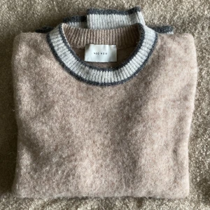 Neo noir tjocktröja  - Neo noir tjocktröja i beige med gråa muddar. Tröjan är i gott skick. Nypris ~ 800 kr