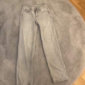 Säljer mina gråa jeans ifrån Gina som är storlek 34, low waist och straight, original pris 500 kr