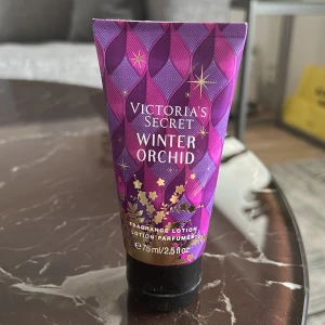 Victoria Secret lotion  - Säljer min bodylotion från Victoria secret som doftar gott jag har endast använt den ett par gånger har också bodyspray ur samma sort 💕
