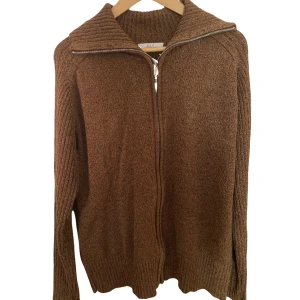 Brun zip kofta - Superfin zip up stickad kofta. Står strl xxl men jag har s och den sitter som på andra bilden på mig. Hör av er om ni vill ha fler bilder 💗