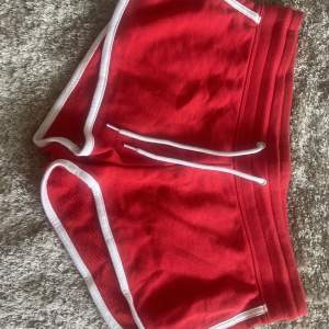 Röda oanvända shorts från H&M 