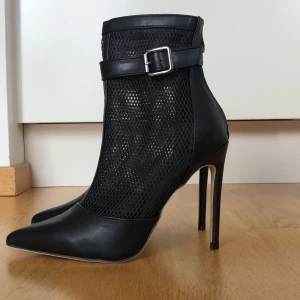 Högklackade skor - Högklackade skor i nät. 12 cm klack, dragkedja bak. Lite stor i storleken, är mer en 37 i storlek. Aldrig använda. 