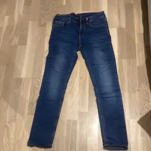 Mörkblå jeans från Tommy Hilfiger med mjuk insida. Ungdomsstorlek 164. Knappt använda
