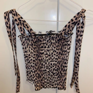 Leopard topp, Gina  - Leopard linne från gina tricot. Strlk S Sitter super fint.