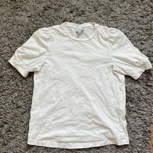 T-shirt från Vero Moda med puffärm. Bra skick. Är i storlek xs men passar s med 