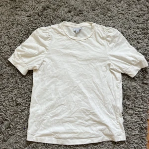 T-shirt - T-shirt från Vero Moda med puffärm. Bra skick. Är i storlek xs men passar s med 