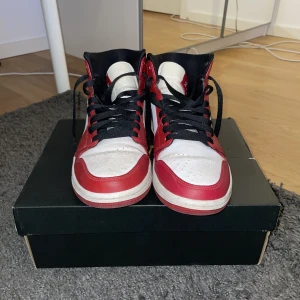 Jordan 1 mid Chicago 2020 - Ett par Jordan 1’s i storlek EU:41. Säljer pågrund av att dom ej andvönds, dom ör i fint skick då dom endast är andvända ett få tal gånger (typ 5ggr). 