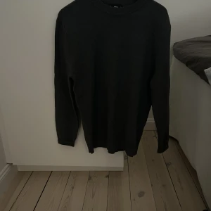 Oanvänd Mango tröja - En oanvänd snygg mango tröja i bra skick, köpt för ca 1 år sen och kommer tyvärr ej till användning. Nypris är 600kr. Kontakta vid intresse!