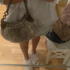 Pälsväska - Jätte söt pälsväska, köpt second hand. 