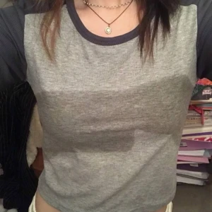 Basic blågrå långärmad tröja - Jätte gullig blågrå tröja! Tycker den är jätte fin💘 säljer för att den inte såg ut som jag ville på min kroppsform + ändrat stil, ändast provad🫶(FÖRSTA BILDEN ÄR DEN FÄRGEN DU KOMMER FÅ OM DU KÖPER) 