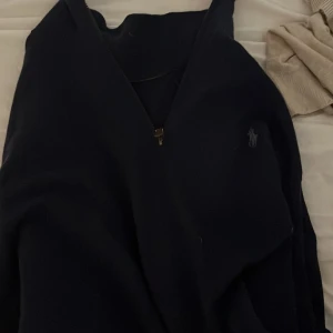 Ralph lauren half zip - Hej säljer min oanvända Ralph lauren piké då den satt för stort för mig som har men den passar m/L/xxl men på m sitter den lite pösigt tror ja pris går att diskuteras