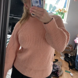 Stickad tröja  - Rosa stickad tröja, använd fåtal gånger!💗