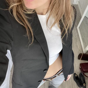Blazer - Blazer som sitter oversized på mig som är XS ✨ Väldigt bra kvalitet och köpt second hand 