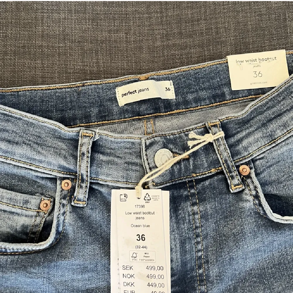 Slutsålda jeans från Gina, aldrig använda💕Ordinarie pris 500 men säljer billigare. Passar i lägnden för nån som är 170cm ungefär🩷 Bara att skriva till mig vid fler frågor o funderingar🫶🫶. Jeans & Byxor.
