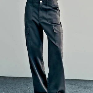 Cargobyxor från zara - Säljer mina snygga cargobyxor från Zara. Jag köpte dom i höstas men har endast använt dom 2 gånger och är som nya. Storlek 32 men skulle säga att dom är stora i storleken då dom passar mig som har 34/xs i storlek annars.   Kommer från ett djur och rökfrit