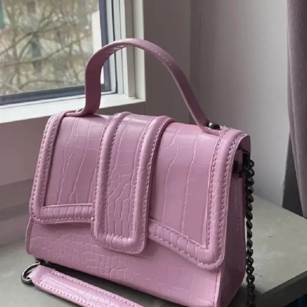 Jag säljer en rosa Zara väska, har inga skador💕 . Väskor.