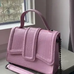 Jag säljer en rosa Zara väska, har inga skador💕 