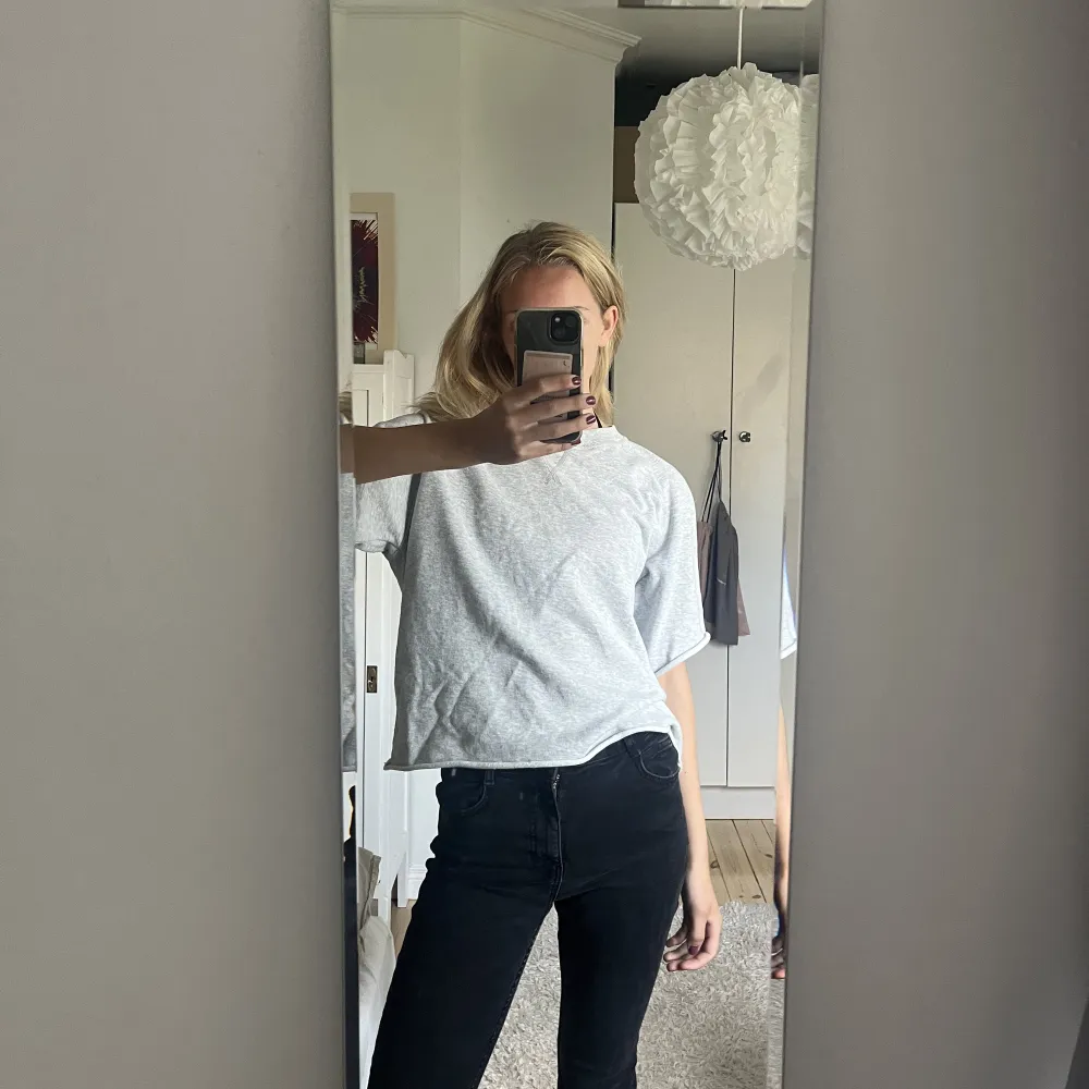 ljusgrå sweatshirt som är sleevless🤗😄. Neuletakit & Villapaidat.