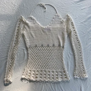 Virkad topp  - Vacker crochet topp med underbara kristall och halterneckdetaljer. Mycket bra skick, som ny. Står ingen storlek men passar typ S/M. Säljs helst via köp nu 💋