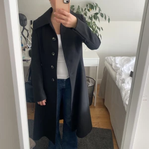 Lång kappa - Världens finaste kappa! Säljer då jag aldrig har använt den, inte riktigt min stil tyvärr. Köpte den i augusti 2021 på Mango i Frankrike. Materialet är jättebra och den är väldigt fint sydd🤩Jag är 162cm! Köptes för 125€ Hör gärna av dig om du har frågor🥰