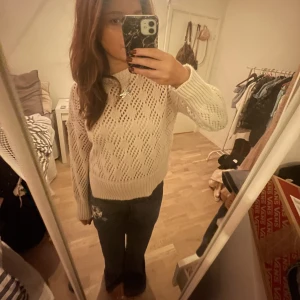 Stickad tröja  - Stickad tröja as skön, vit