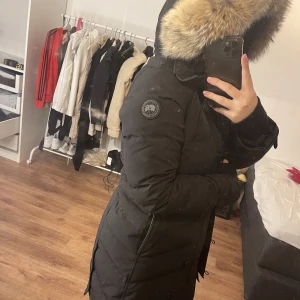 Canada goose lorette (black label) - Säljer min canada goose jacka som jag endast använd en termin. Använder ej längre då jag bytt stil. Jackan kostar 19 000+ från deras egna hemsida. Det är black label kollektionen. Säljer den för 9000kr då jag använt den endast en vinter. Har även kvitto. 