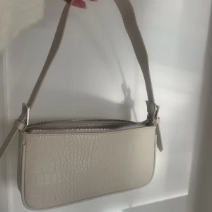 Väska från GinaTricot! - Säljer denna helt oanvända väska från Gina! Jättefin beige! Får plats med allt man behöver och passar till allt💕