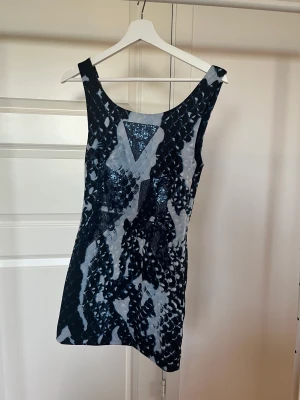 Klänning - Miniklänning med superfin rygg! Stretchiga material som kramar om kroppen! 