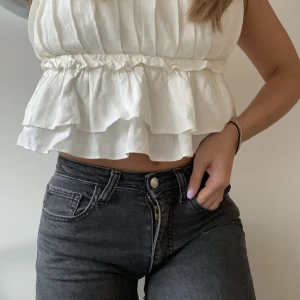 Volang topp - En väldigt vacker vit volang topp passar till väldigt mycket och riktigt fin, jag har 2 så säljer därför en nästintill oanvänd🫶