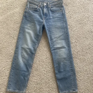Cropped jeans från arket! - Säljer dessa jeans från arket då jag tyvärr aldrig använt dom! Jättefina, helt nya💕