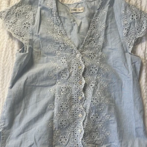 Blus - En helt oanvänd blus i ett superfint skick, hör av dig vid fler frågor💙💙😍