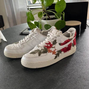 Nike air force 1 customs - Nike air force 1 storlek 43 - i gott skick  - lite gula på sulan, men går att tvätta bort.  - köpta för 4500kr, för ca 1,5 år - använda ca 10 gånger endast  
