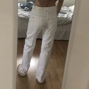 Vita baggy jeans - Vita baggy jeans som sitter snyggt och lägger sig snyggt över skorna. Hittar ingen storlek men passar en 36/38 både tjejer och killar💘