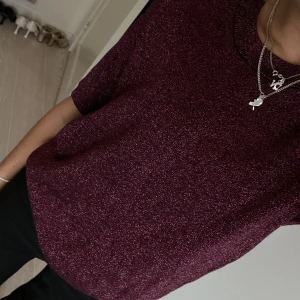 Stickad tshirt  - Mörkröd stickad glittrig tshirt från lindex, aldrig använd 