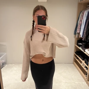 Stickad tröja  - Tröja från H&M! Knappast använd. DM vid intresse eller frågor! ☺️